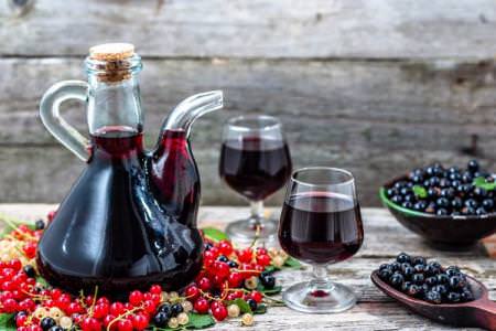 Домашнє вино із чорної смородини: 3 простих рецепти