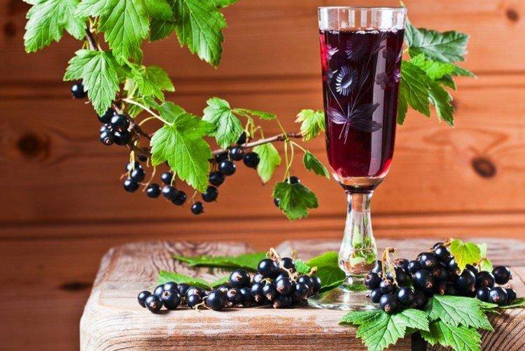 Домашнє вино із чорної смородини з родзинками - рецепт як зробити