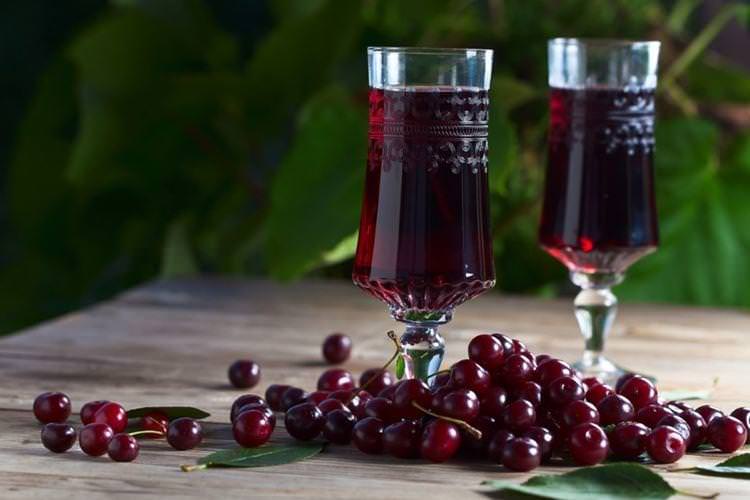 Вино з вишні з кісточками - рецепт у домашніх умовах