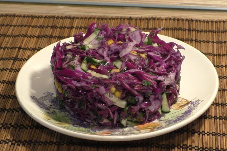 Легкий салат із червонокачанної капусти, огірків та зеленого горошку