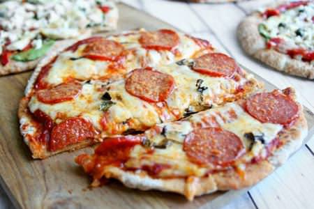 Піца в духовці: 12 рецептів у домашніх умовах
