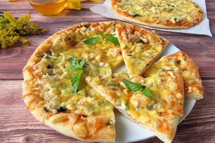 Піца «4 сири» на тісті з травами - Рецепт піци в духовці в домашніх умовах
