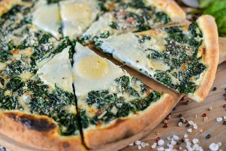 Піца на сметанному тесті зі шпинатом - Рецепт піци в духовці в домашніх умовах
