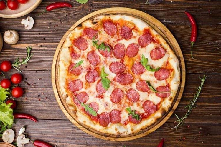 Піца з салямі - Рецепт піци в духовці в домашніх умовах