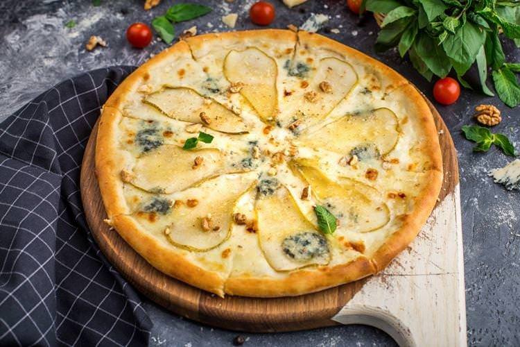 Піца з грушею та горгонзолою - Рецепт піци в духовці в домашніх умовах