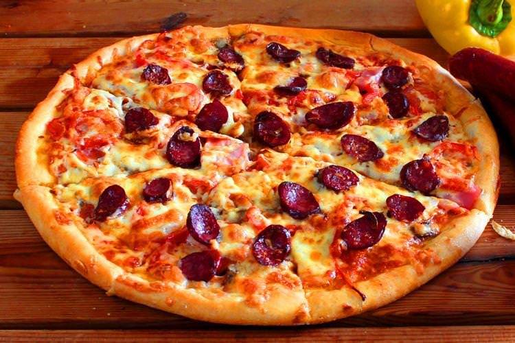 Піца з мисливськими ковбасками - Рецепт піци в духовці в домашніх умовах