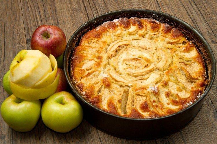 Класична шарлотка з яблуками в духовці - рецепти