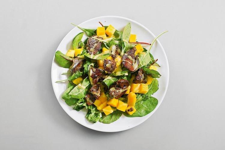 Теплий салат з манго - Як приготувати курячу печінку