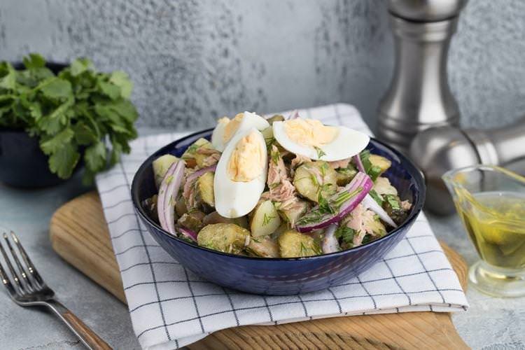 Картопляний салат з тунцем - Що приготувати на обід швидко та смачно