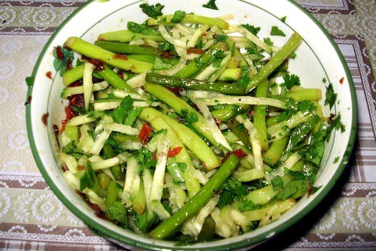 Літній салат із часниковими стрілками - Як приготувати стрілки часнику швидко та смачно
