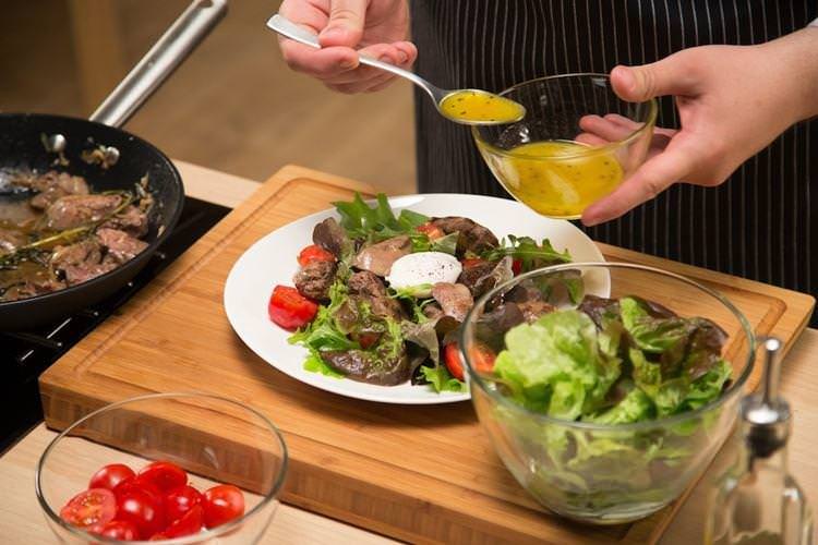 Теплий салат із печінкою - Що приготувати на вечерю швидко та смачно