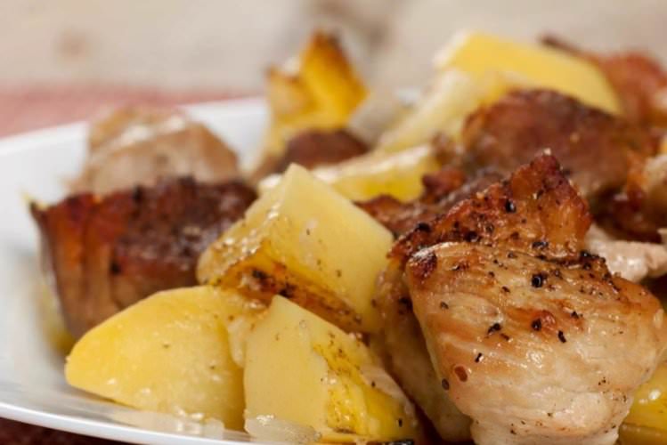 Простий рецепт м'яса з картоплею в духовці
