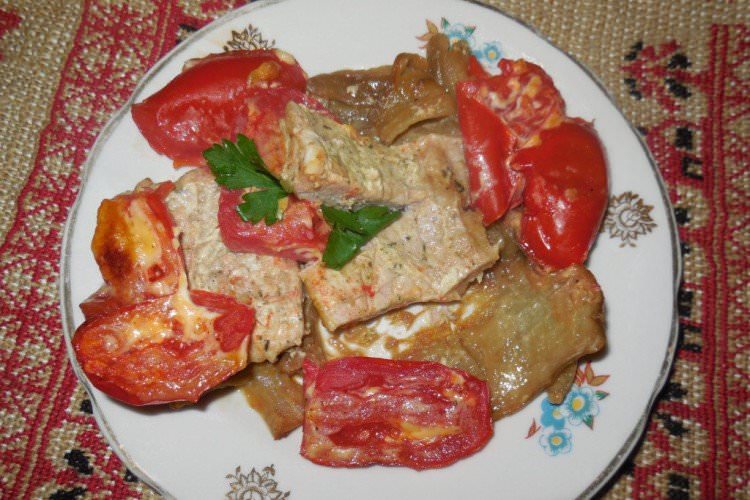 М'ясо з баклажанами та помідорами в духовці