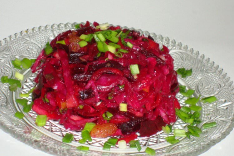 Салат з буряка, родзинок та червонокачанної капусти