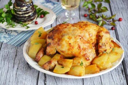Як приготувати курку з картоплею в духовці: 15 найсмачніших рецептів