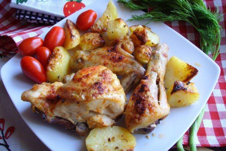 Куриця з картоплею, часником і аджиком в духовці