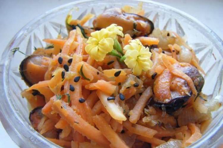 Салат з мідій, корейської моркви та картоплі