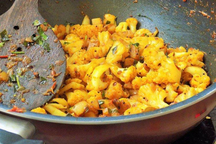 Тушеная цвітна капуста з каррі - вечеря на швидку руку рецепти з простих продуктів
