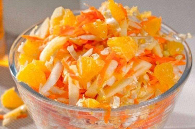 Салат зі свіжої капусти, моркви та апельсинів