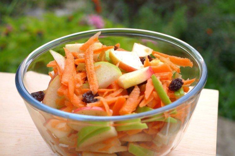 Салат зі свіжої капусти, моркви та родзинок