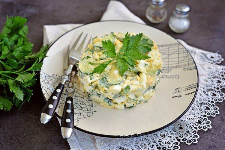 Салат з яйцями, огірками та сиром