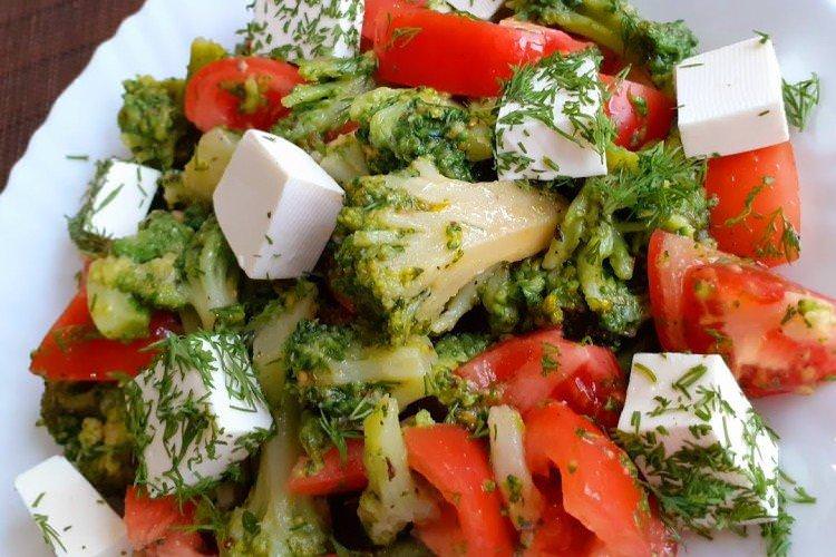 Салат з фетаксою та броколі