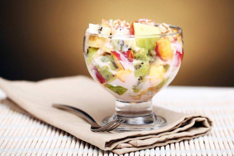 Салат з фетаксою та фруктами