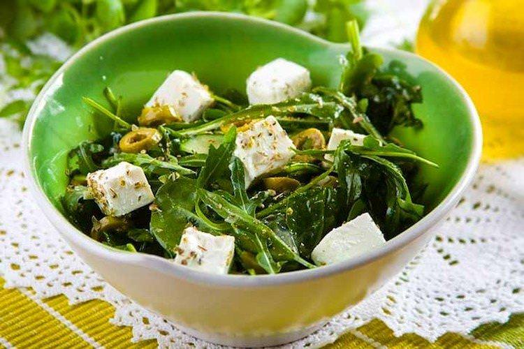 Салат зі шпинатом, оливками та фетаксою