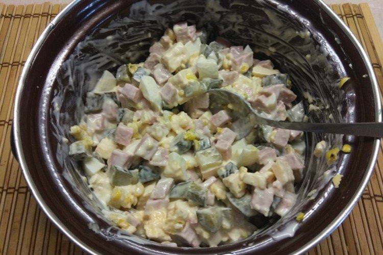 Салат із яєць, солоних огірків, ковбаси та горошку