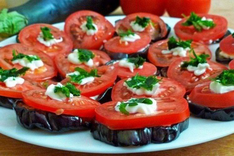 Баклажани з помідорами кружечками