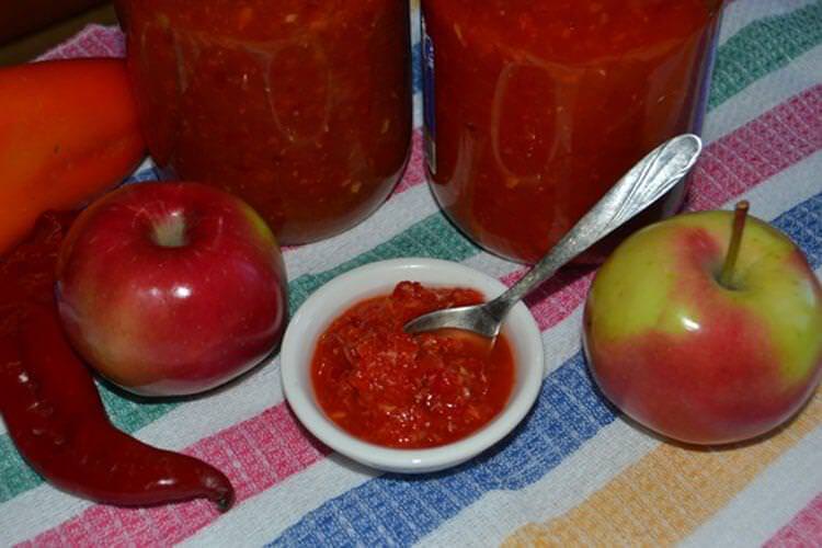 Аджика з помідорів з яблуками