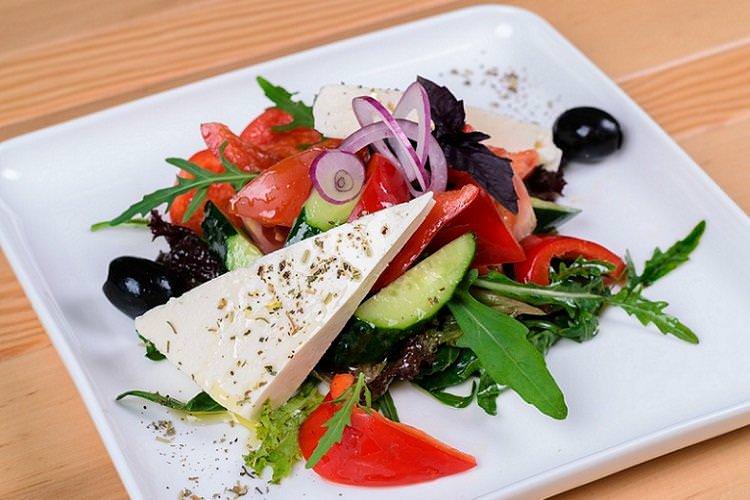 Грецький салат з руколою