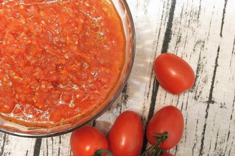 Солодка аджика з помідорів