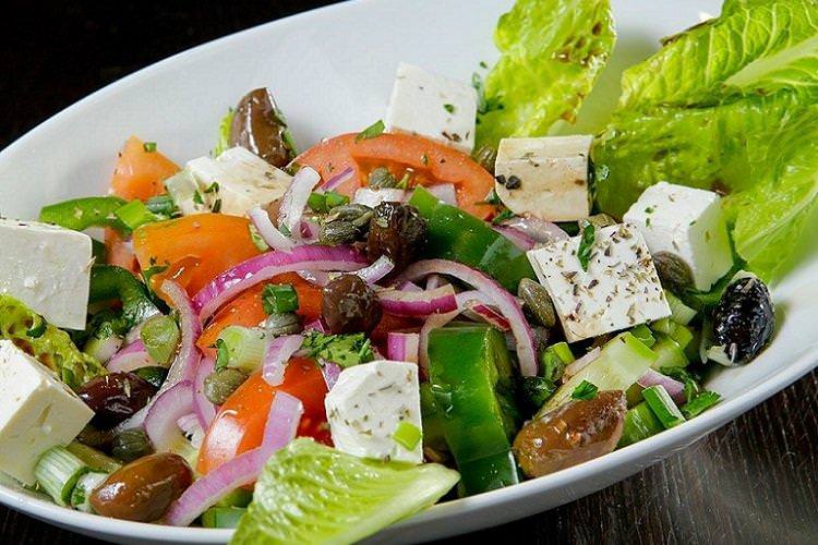 Грецький салат з бальзамічним оцтом