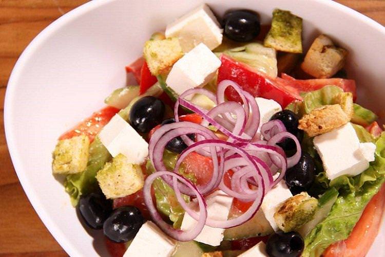 Грецький салат із сухариками