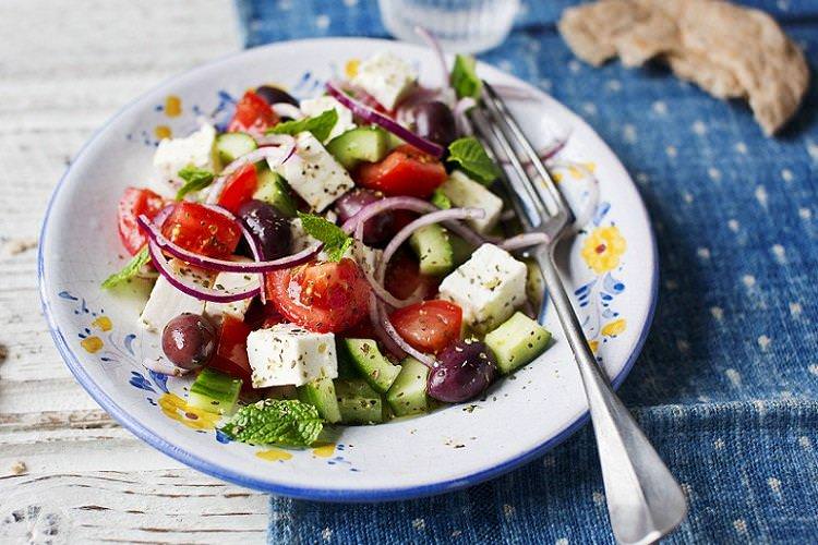 Грецький салат із м'ятою та гірчицею