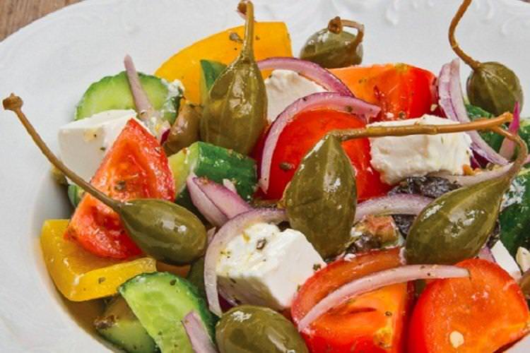 Грецький салат із каперсами