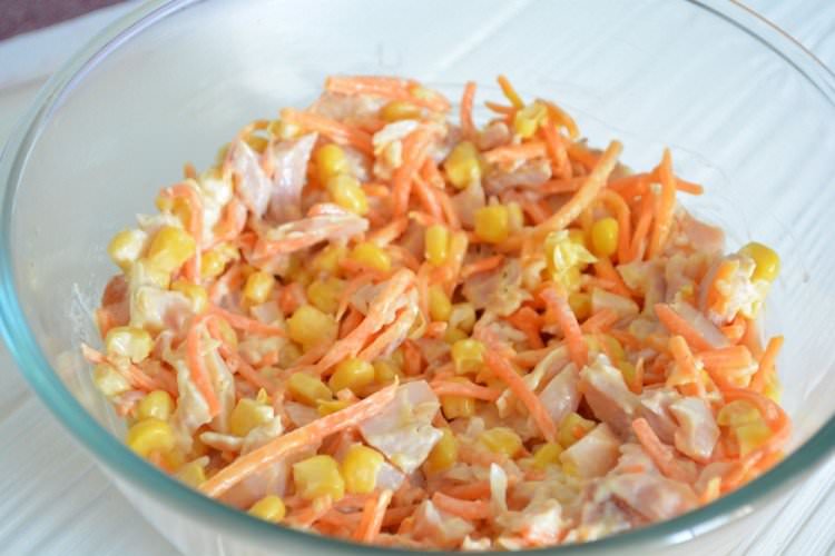 Салат із кукурудзи, копченої курки та корейської моркви