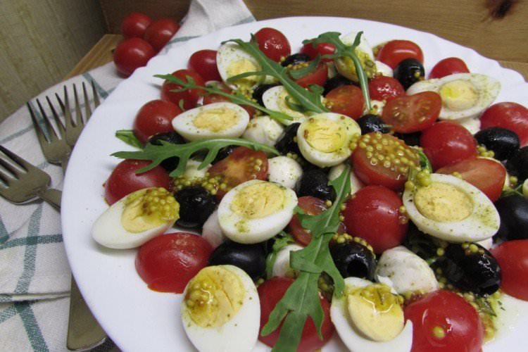 Салат з моцарелою, помідорами та перепелиними яйцями