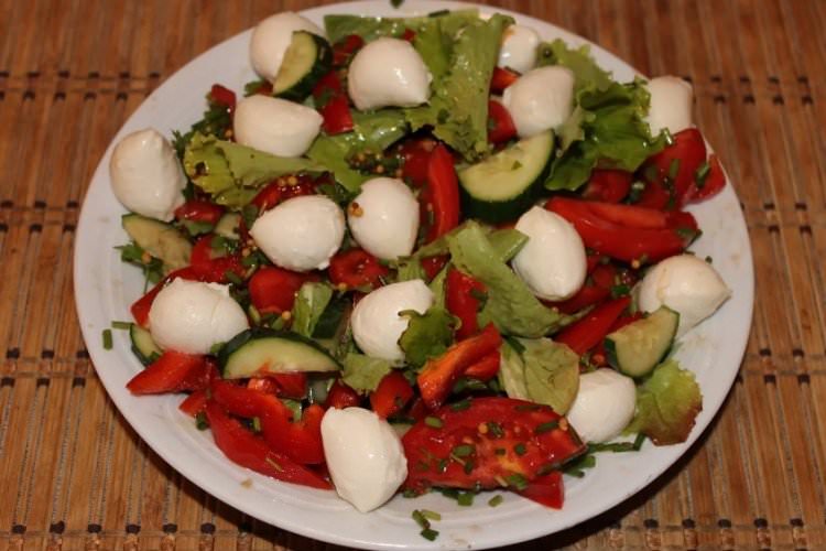 Салат з моцарелою, помідорами та соусом песто