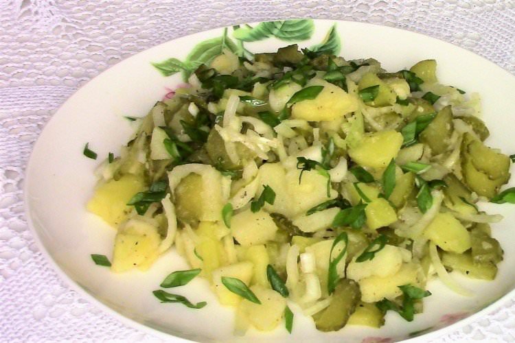 Салат зі шпротами, солоними огірками, картоплею та цибулею