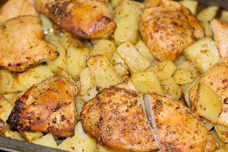 Куриця з картоплею в духовці за 30 хвилин