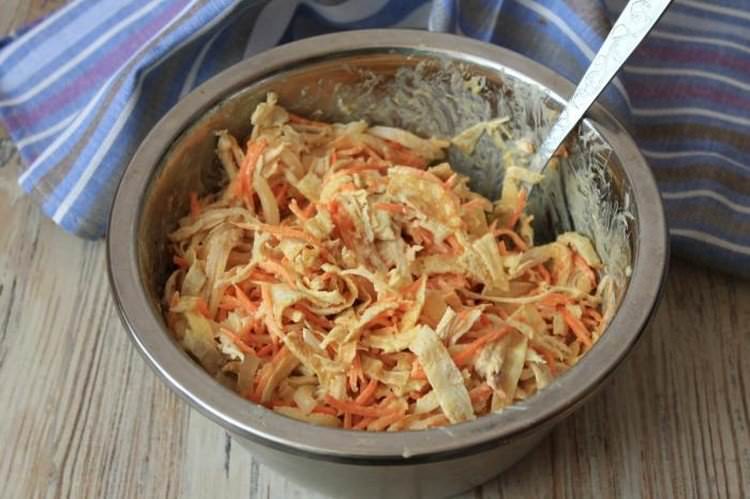 Салат з корейської моркви, індички та яєчних млинців