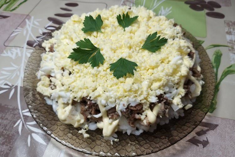 Шарований салат зі шпротами, рисом та яйцем