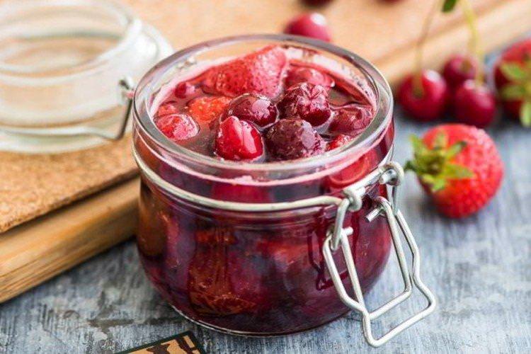 Варення з полуниці та вишні з цілими ягодами