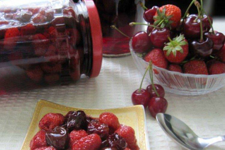 Варення з цілими ягодами з полуниці та черешні