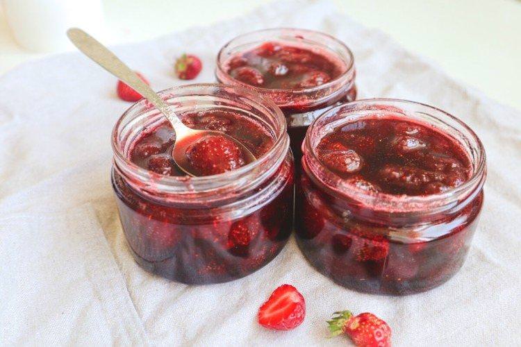 Варіння із замороженої полуниці з цілими ягодами