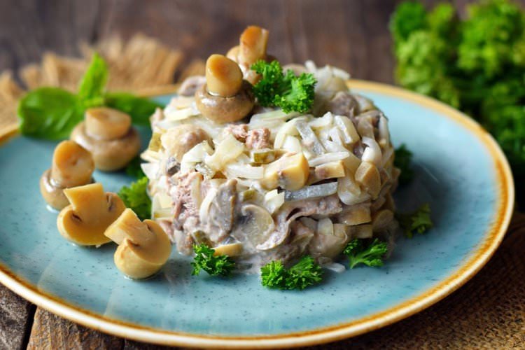 Салат з маринованими грибами, шпротами та картоплею