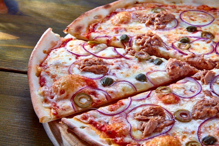 Начинка для піци з тунцем, помідорами та моцарелою