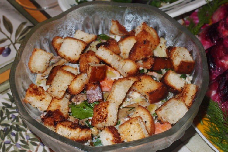 Салат з картоплею, шпротами та часниковими сухариками